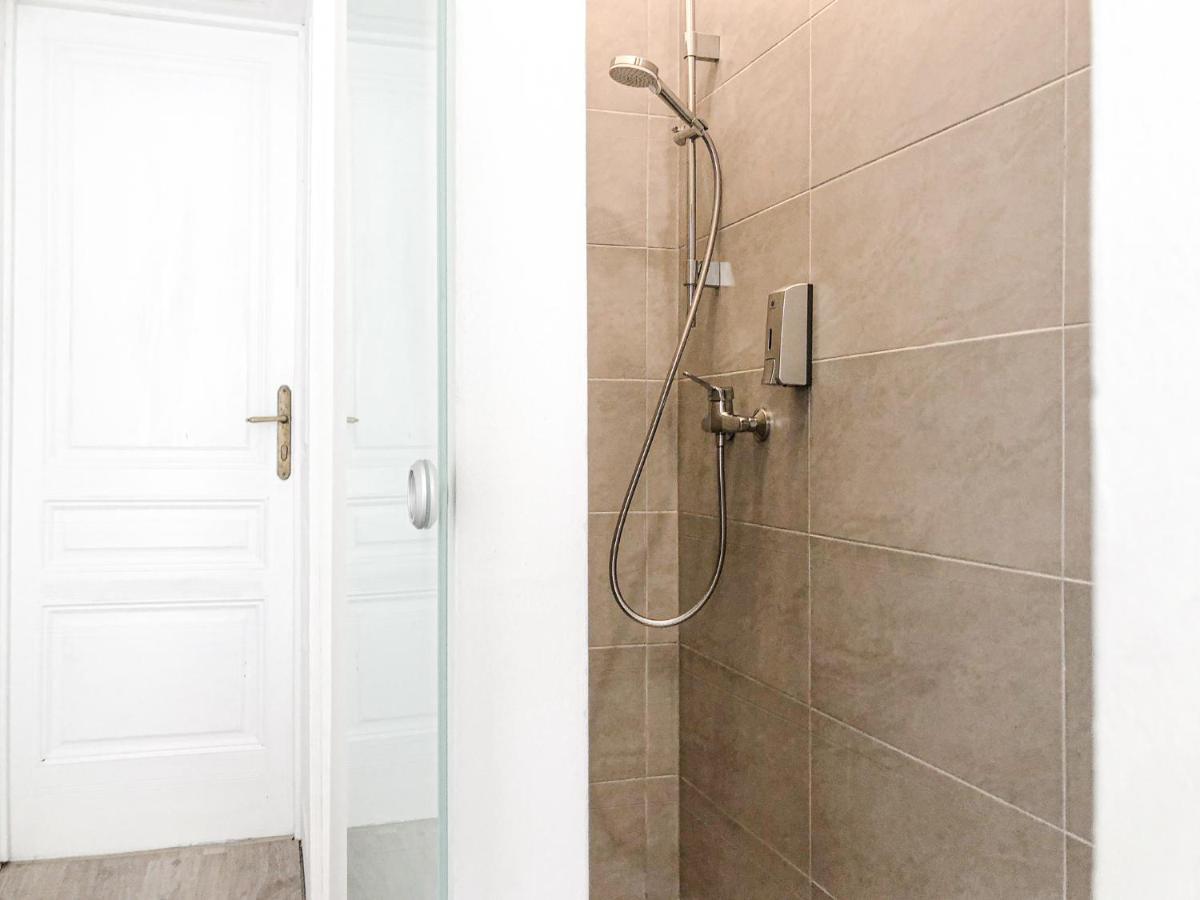 Commodious 2Br Apt. Near Akh-Perfect For Groups เวียนนา ภายนอก รูปภาพ